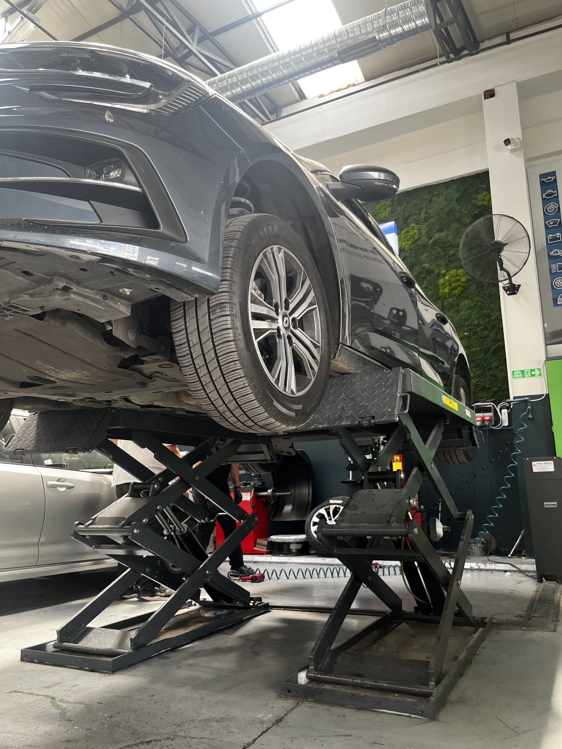 Ataşehir oto bakım hizmetinde aracın motor ve mekanik kontrollerinin yapılması