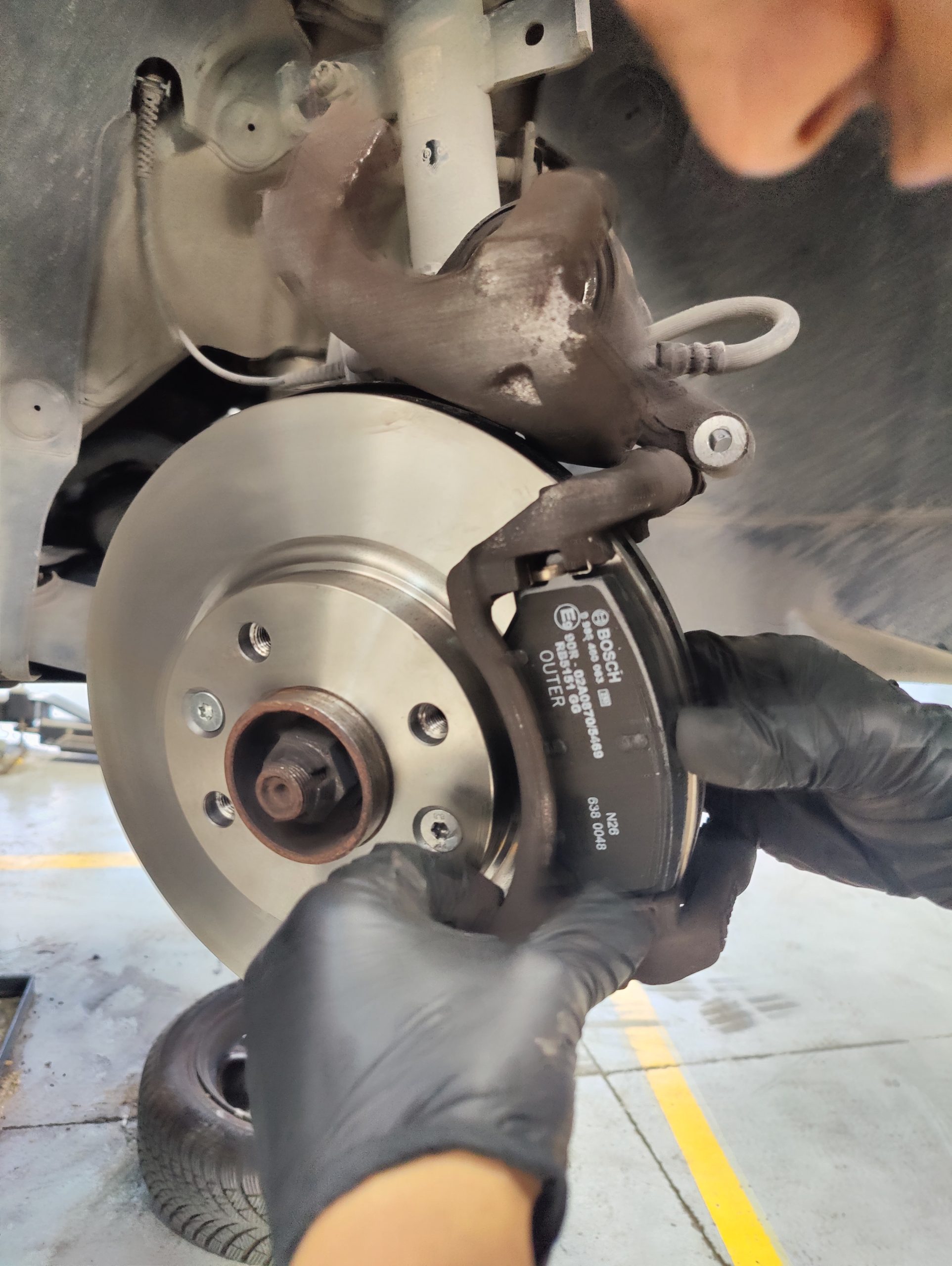 Mirsan Otomotiv Bosch Car Service atölyesinde, eski ve yeni fren balatalarının kumpas ile hassas aşınma ve kalınlık kontrolü